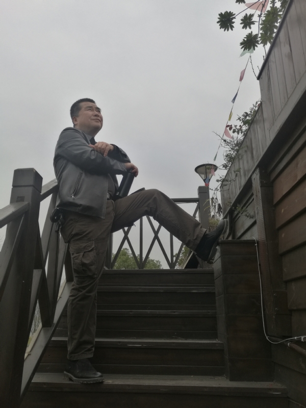 孤单背影的第一张照片--大连相亲服务中心