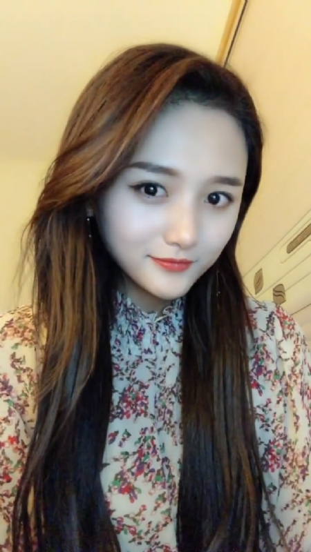 淡然一笑的第一张照片--大连相亲服务中心