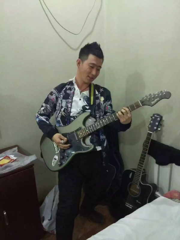 小吉他的第一张照片--大连相亲服务中心