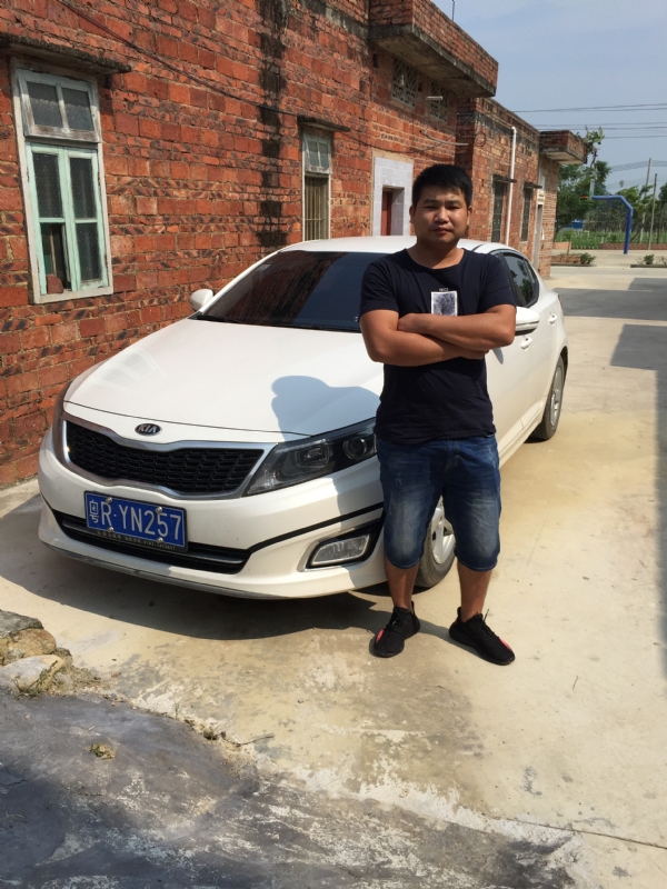 独坐街头的第三张照片--大连相亲服务中心