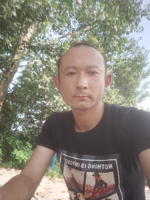 80大叔的第一张照片--大连相亲服务中心