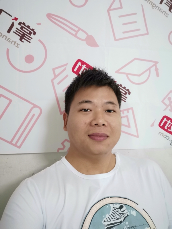 轻静地行走着的第一张照片--大连相亲服务中心