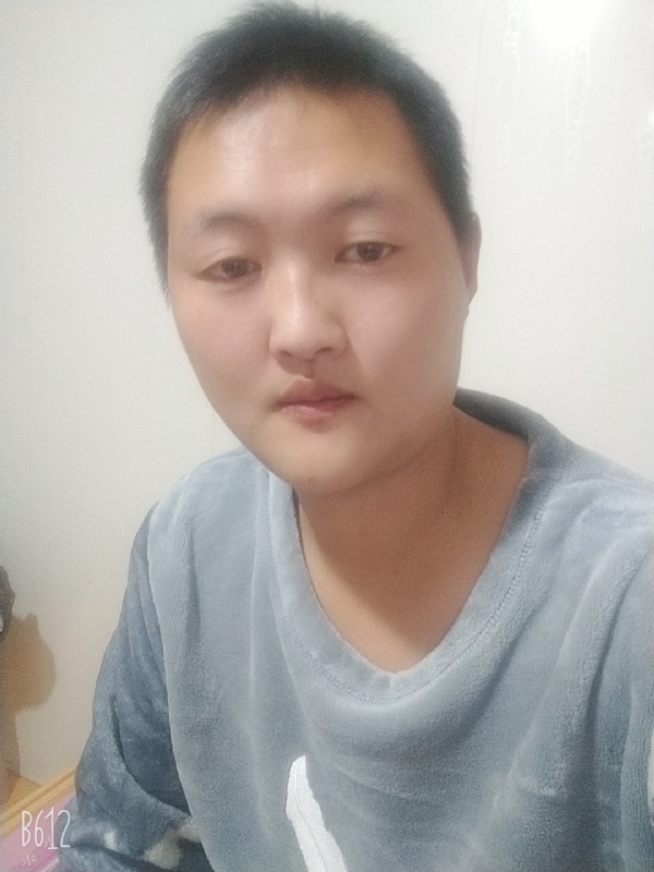 烟圈里透着伤的第一张照片--大连相亲服务中心