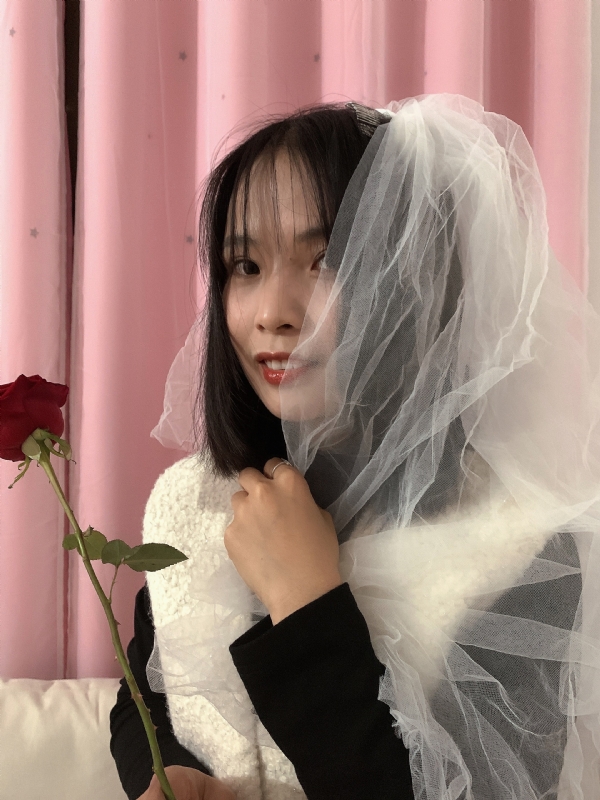 持紫菜包饭的女孩的第一张照片--大连相亲服务中心