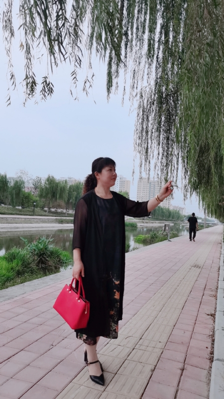 周本玲的第一张照片--大连相亲服务中心