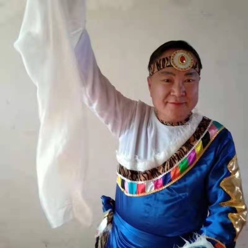 走在冷风中的第一张照片--大连相亲服务中心