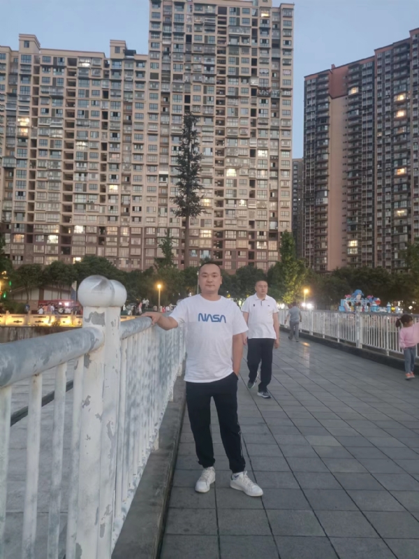 寂寞的男人的第一张照片--大连相亲服务中心