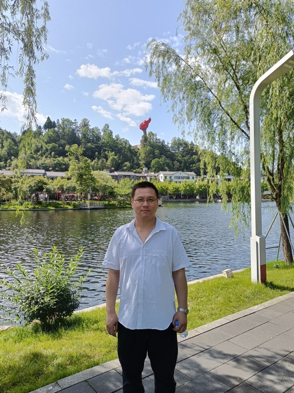 风雨相伴的第一张照片--大连相亲服务中心