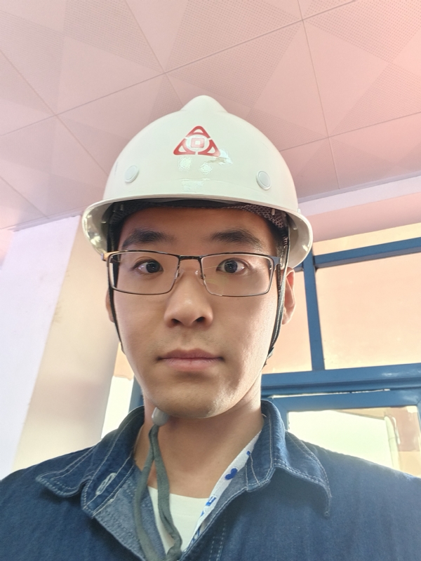 何鹏宇的第二张照片--大连相亲服务中心